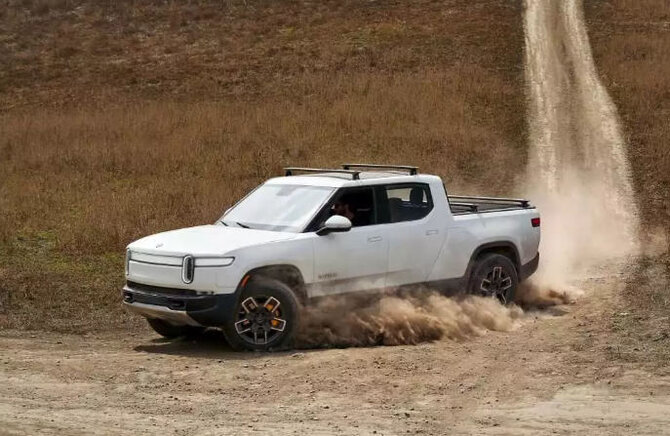 Gamintojų nuotr./Rivian R1T yra panašesnis į klasikinį darbinį pikapą, todėl jam tiks ir įprasti jų priedai