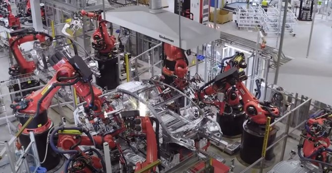 YouTube nuotr./Šanchajaus „Gigafactory 3“ gamykla