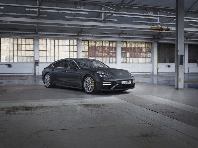 Gamintojo nuotr./„Posche Panamera Turbo S E-Hybrid Executive“