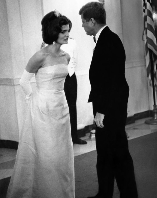Vida Press nuotr./Jacqueline Kennedy 1962-aisiais su Olego Cassini suknele ir Johnas F. Kennedy