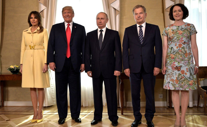 „Scanpix“/„SIPA“ nuotr./Melania Trump, JAV prezidentas Donaldas Trumpas, Rusijos prezidentas Vladimiras Putinas, Suomijos Prezidentas Sauli Niinisto ir Jenni Haukio