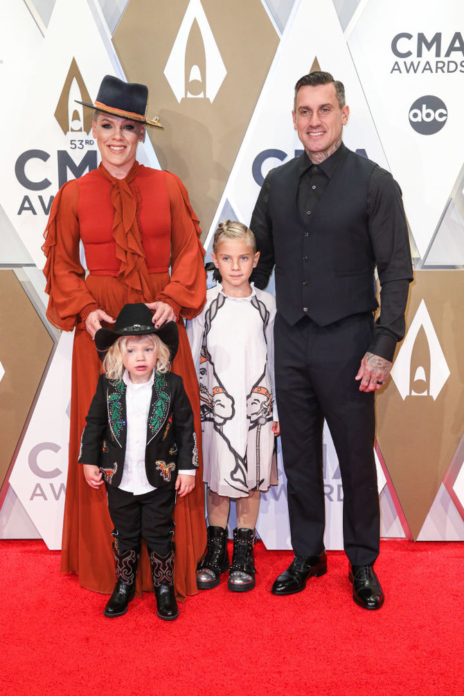 Vida Press nuotr./Dainininkė Pink su vyru ir vaikais „Country Music Awards“ apdovanojimų ceremonijoje