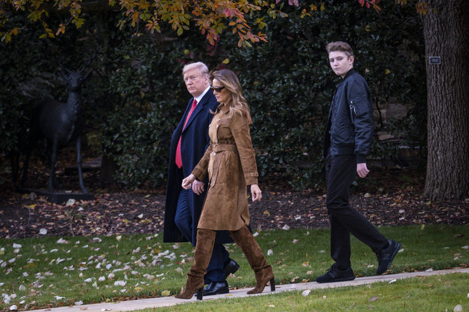 Vida Press nuotr./JAV prezidentas Donaldas Trumpas, pirmoji JAV ponia Melania Trump ir jų sūnus Barronas