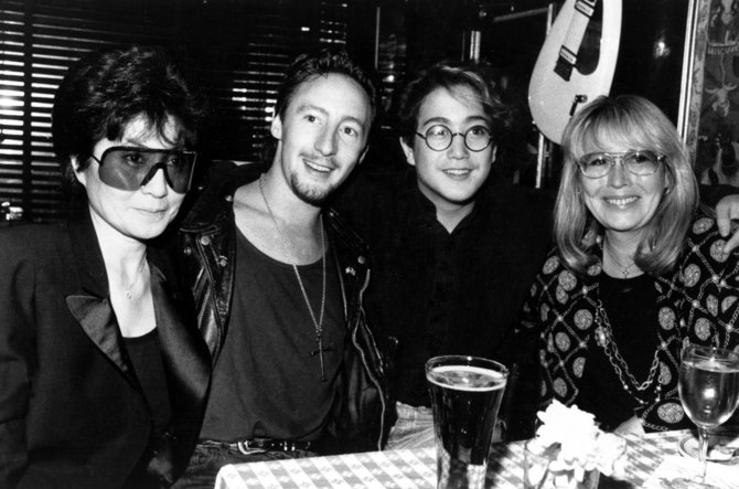 „Scanpix“/AP nuotr./Yoko Ono, Julianas Lennonas, Seanas Lennonas ir Cynthia Lennon