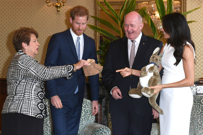 Vida Press nuotr./Princas Harry su žmona Meghan Markle bei Australijos generalgubernatorius ir jo sutuoktinė Lynne Lynne