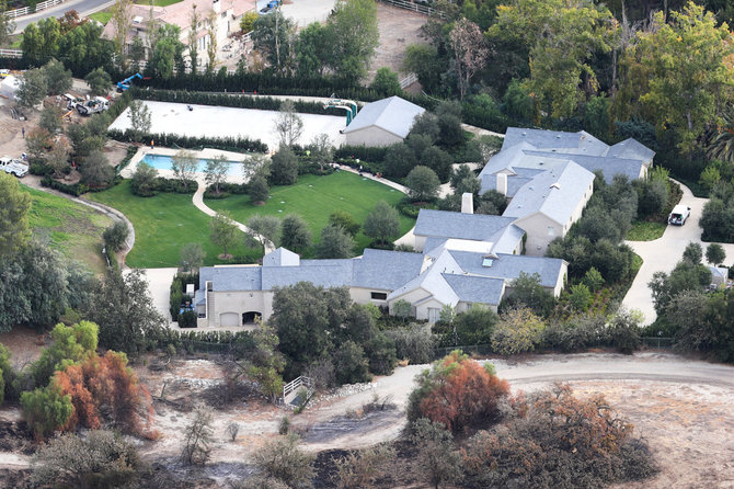 Vida Press nuotr./Kim Kardashian ir Kanye Westo namai Los Andžele