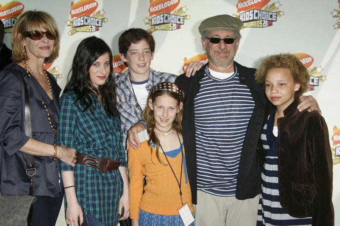 Vida Press nuotr./Stevenas Spielbergas su šeima (dukrai Mikaela Spielberg – dešinėje)