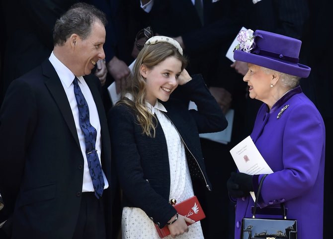 „Scanpix“ nuotr./Karalienė Elizabeth II kalba su ledi Margarita Armstrong-Jones ir jos tėvu Davidu Armstrongu-Jonesu