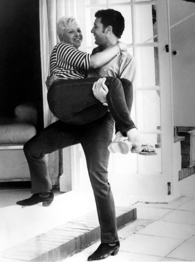 Vida Press nuotr./Tomas Jonesas su žmona Melinda 1967 metais