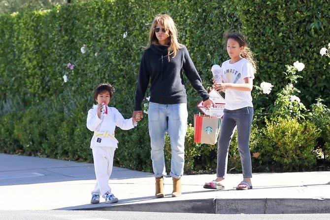 Vida Press nuotr./Halle Berry su dukra Nahla Ariela ir sūnumi Maceo-Robertu