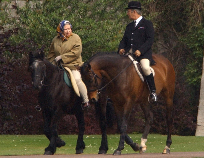 „Scanpix“ nuotr./Karalienė Elizabeth II jodinėja žirgu