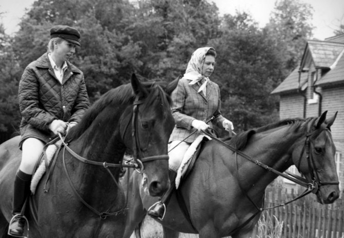 „Scanpix“ nuotr./Karalienė Elizabeth II ir princesė Anne jodinėja žirgais
