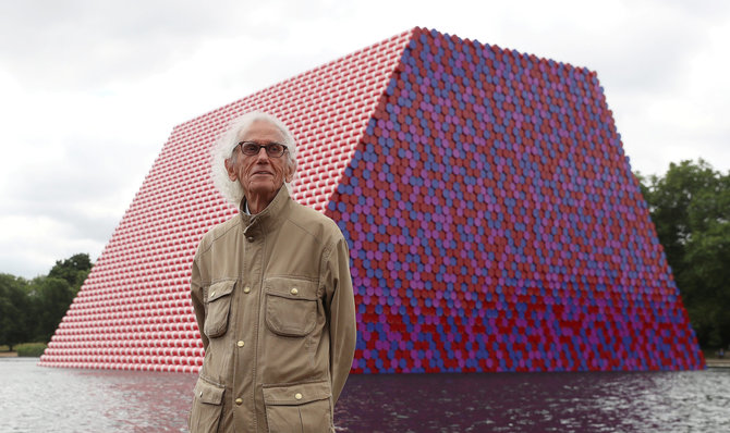 „Reuters“/„Scanpix“ nuotr./Menininkas Christo prie savo projekto Londone