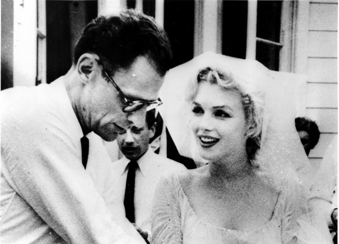 Vida Press nuotr./Kino žvaigždė Marilyn Monroe su sutuoktiniu Arthuru Milleriu