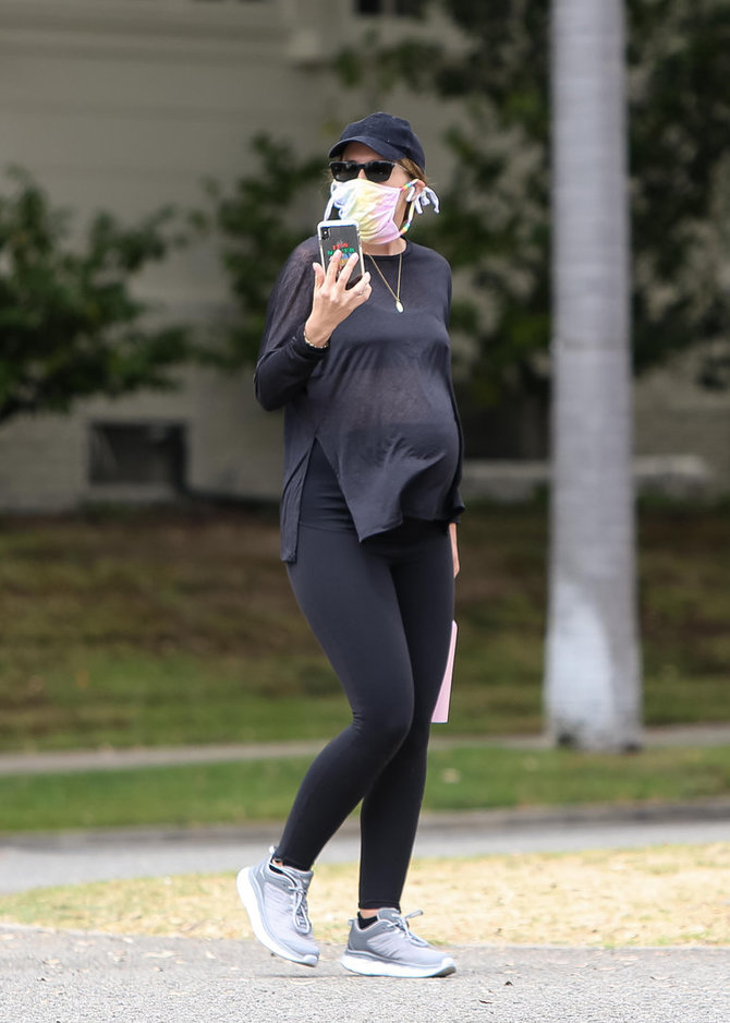 Vida Press nuotr./Paskutines nėštumo dienas skaičiuojanti Katherine Schwarzenegger