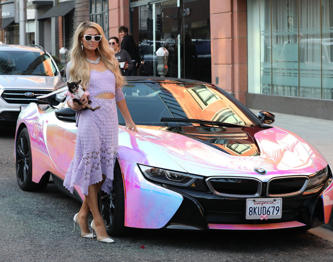 Vida Press nuotr./Paris Hilton šalia elektrinio BMW