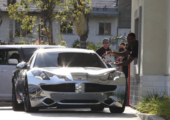 Vida Press nuotr./Justinas Bieberis ir Selena Gomez važinėjasi dainininko „Fisker Karma“ automobiliu