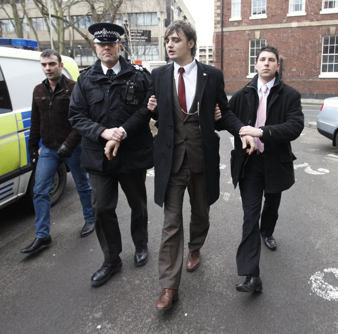 Vida Press nuotr./Dainininkas Pete'as Doherty atvedamas į teismą
