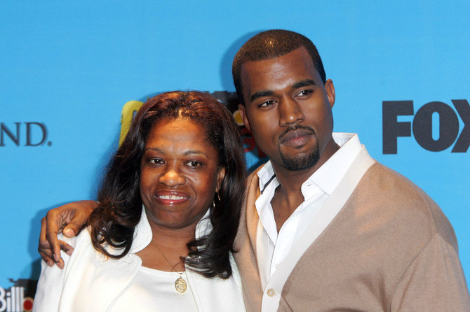 Vida Press nuotr./Kanye Westas su motina Donda