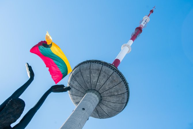 Arno Strumilos / 15min nuotr./ Ant televizijos bokšto iškelta trispalvė