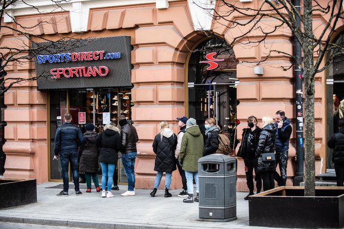 Arno Strumilos / 15min nuotr./Eilės prie prekybos centrų