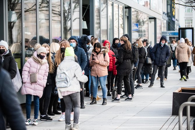 Arno Strumilos / 15min nuotr./Eilės prie prekybos centrų