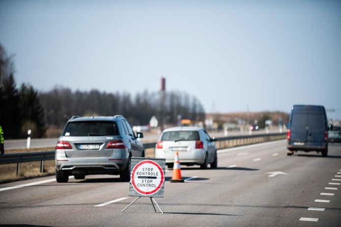 Arno Strumilos / 15min nuotr./Kontrolės postas kelyje Vilnius – Ukmergė