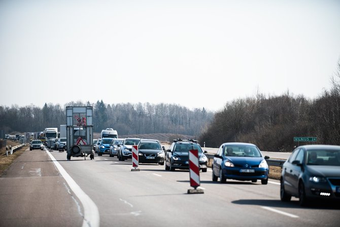 Arno Strumilos / 15min nuotr./Kontrolės postas kelyje Vilnius - Ukmergė