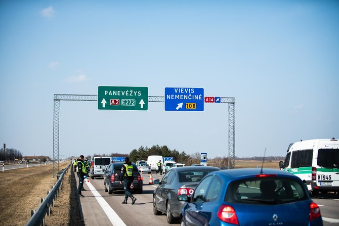 Arno Strumilos / 15min nuotr./Kontrolės postas kelyje Vilnius - Ukmergė