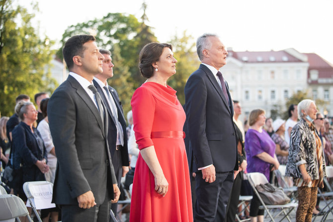 Arno Strumilos / 15min nuotr./Prezidento Gitano Nausėdos kvietimas giedoti Tautišką giesmę