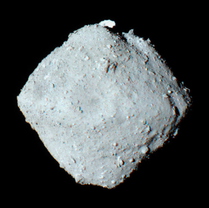 Žurnalas „Spectrum“/Asteroido Ryugu (162173) nuotrauka, padaryta erdvėlaivio „Hayabusa2“