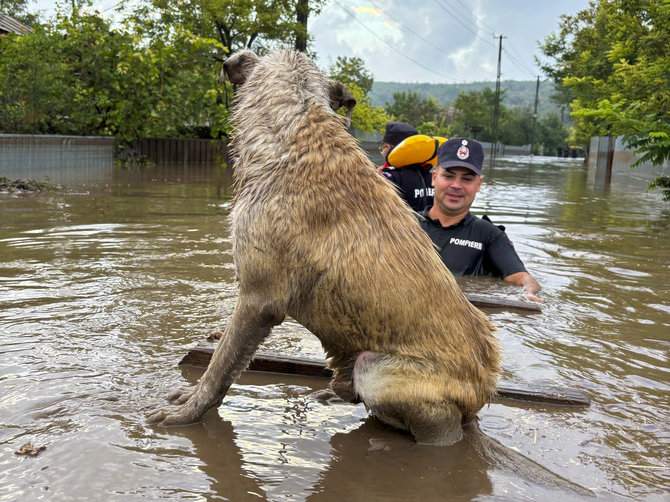 Scanpix/Romanian Emergency Services – ISU Galati via AP/Potvyniai Rumunijoje