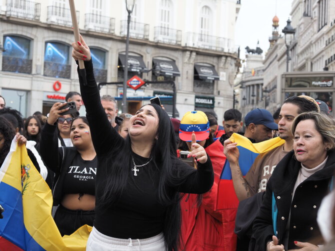Scanpix/ ZUMA Press/Venesueliečiai susirinko Ispanijos centre švęsti N.Maduro suėmimą