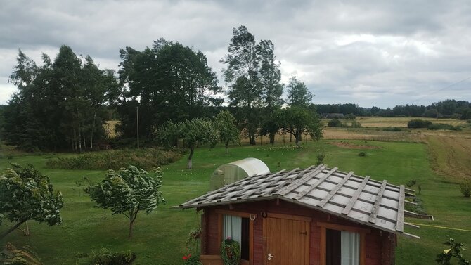 Sigutės nuotr./Nutraukti laidai kieme