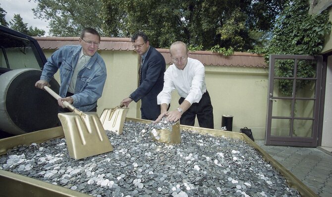 P.Lileikio nuotr./Arūnas Valinskas, Vytas Šerėnas, Gintaras Ruplėnas veža baudą – 15 tūkst. litų monetomis