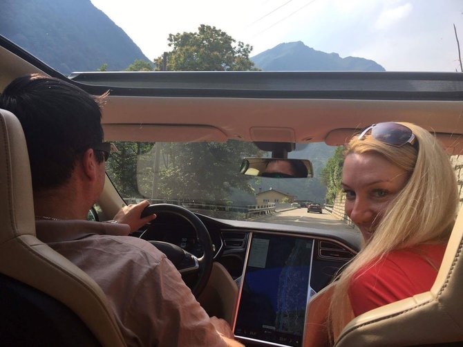 Asmeninio albumo nuotr./ Vilniečiai Simonas ir Gerda Jurkoniai kelionėje po Šveicariją „Tesla“ elektromobiliu