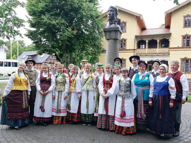 Bendruomenės albumo nuotr./Karaliaučiaus folkloro ansamblių vaikams repeticijas atperka galimybė savomis akimis išvysti Lietuvą