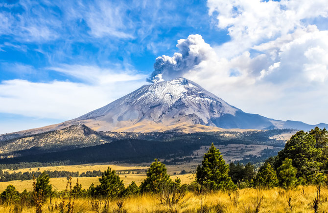 Shutterstock nuotr./Popokatepetlio, kitaip – „Rūkstančio kalno“ ugnikalnis, Meksika