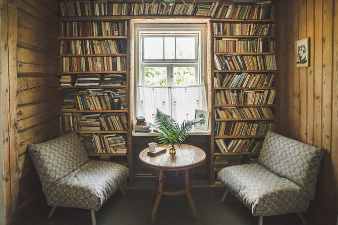 „FotoPlunksna" nuotr./Pagulbio sodybos bibliotekos kambarys