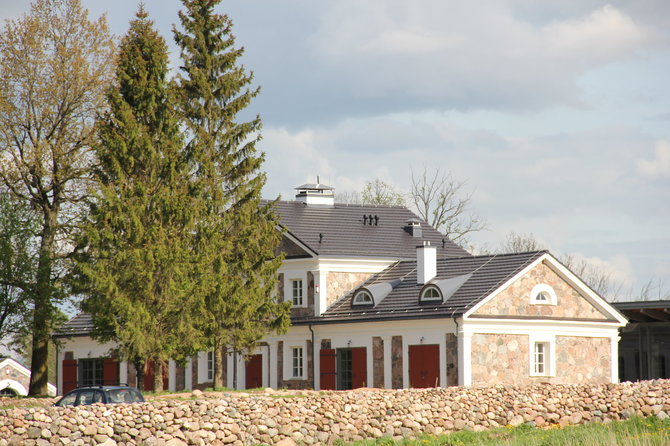 „BMI Monier“ nuotr./Ignalinos rajone esantis Paliesiaus dvaras (stogo danga „Turmalin“ čerpių)