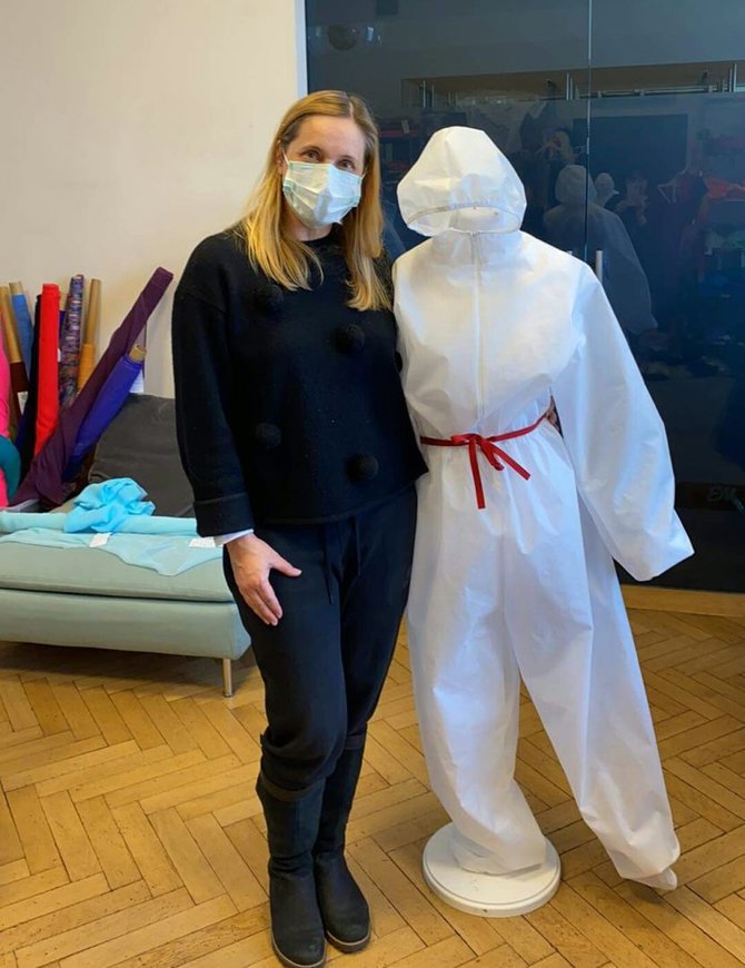 Dizainerė Eglė Modzeliauskienė ir jos sportinių šokių kostiumų salone siuvami kostiumai medikams