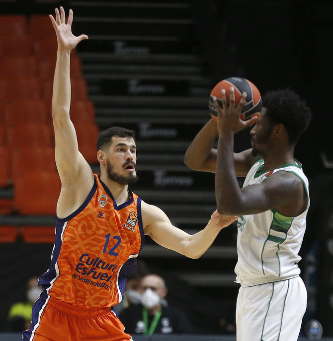 Valencia Basket/Miguel Ángel Polo nuotr./Nigelis Hayesas prieš Nikolą Kaliničių