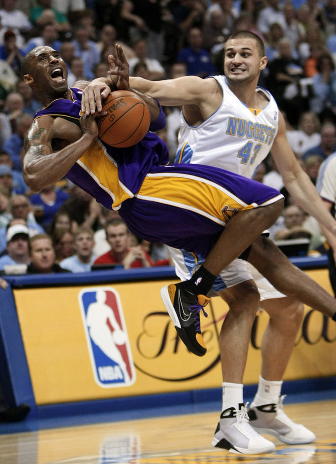 „Scanpix“ nuotr./Linas Kleiza prieš Kobe Bryantą
