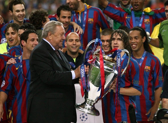 „Scanpix“ nuotr./Carlesas Puyolis su UEFA Čempionų lygos taure