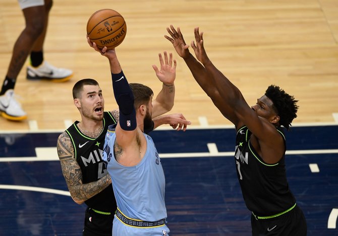 „Scanpix“ nuotr./Jonas Valančiūnas prieš „Timberwolves“ žaidėjus