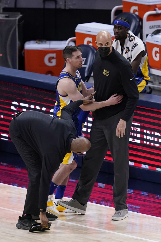 „Scanpix“ nuotr./„Pacers“ žaidėjai mėgino sulaikyti įsikarščiavusį Gregą Fosterį