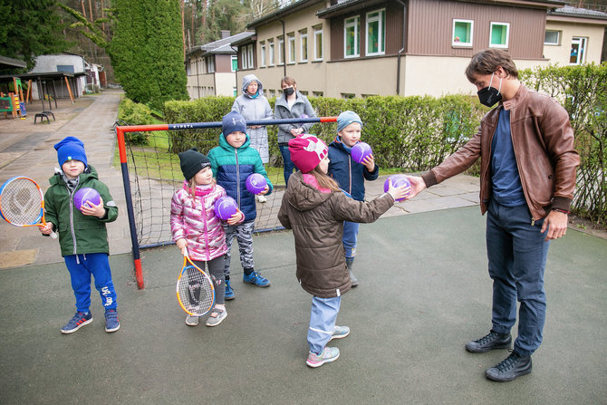 Sauliaus Čirbos / LTS nuotr./Ričardas Berankis dalino patarimus darželinukams