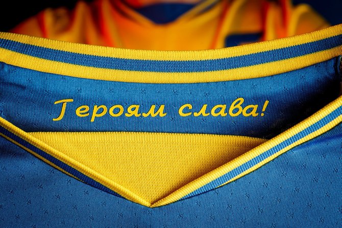 Andrijaus Pavelko „Facebook“ paskyros nuotr./Šūkis ant Ukrainos rinktinės marškinėlių