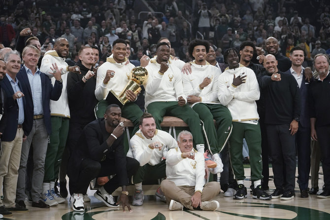 „Scanpix“/AP nuotr./„Milwaukee Bucks“ krepšininkai atsiėmė čempionų žiedus