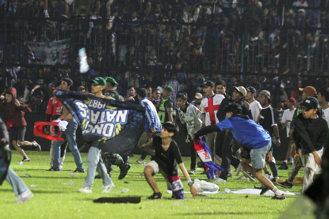 „Reuters“/„Scanpix“ nuotr./Tragedija futbolo rungtynėse Indonezijoje